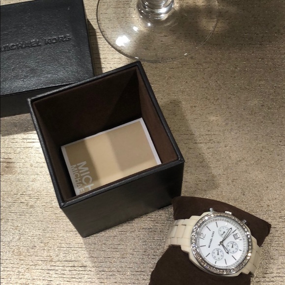 MICHAEL KORS WHITE ACRYLIC SILVER DIAL MK5204 - Picture 3 of 3